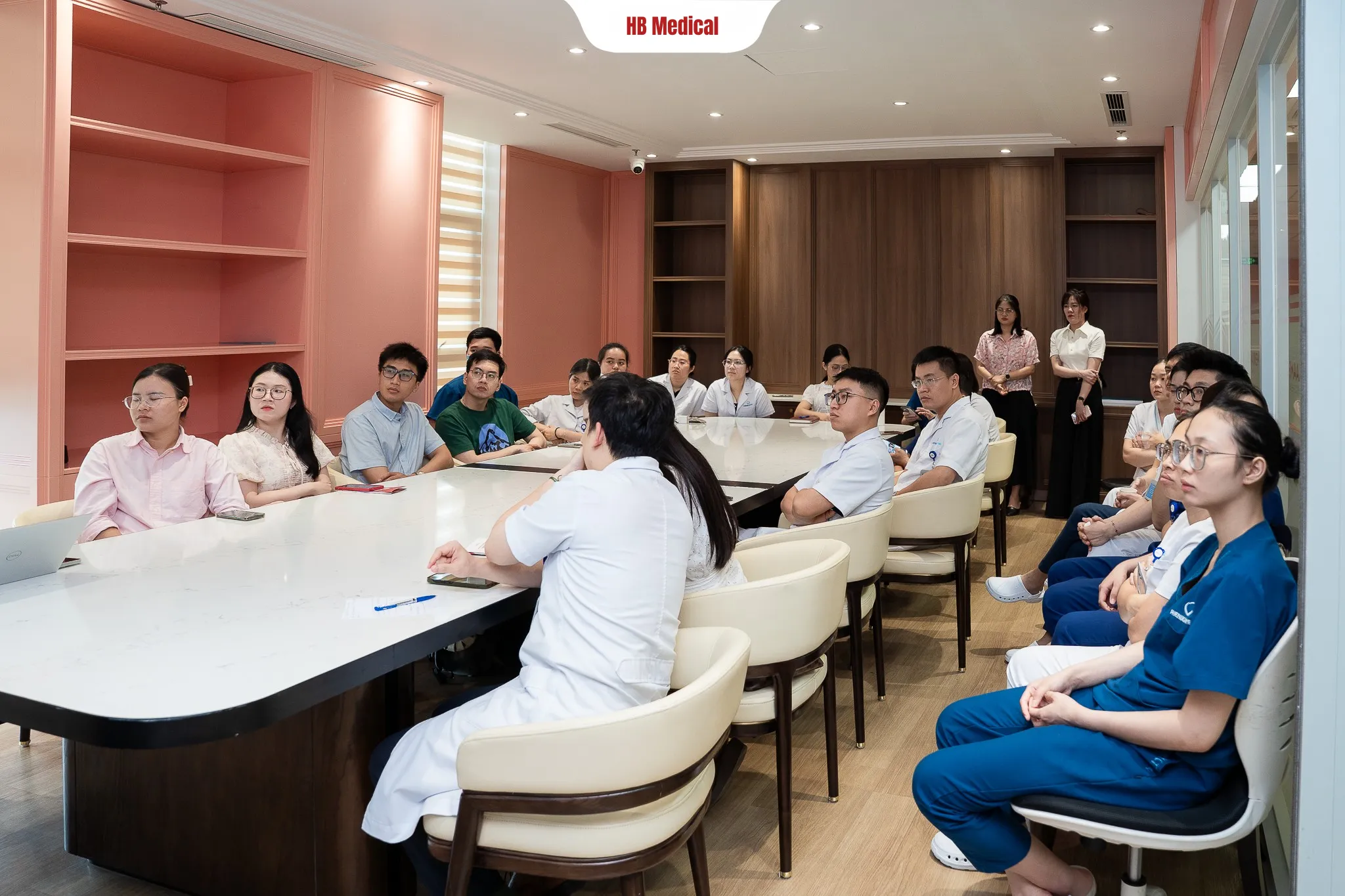 Không gian hội thảo được diễn ra trang nghiêm
